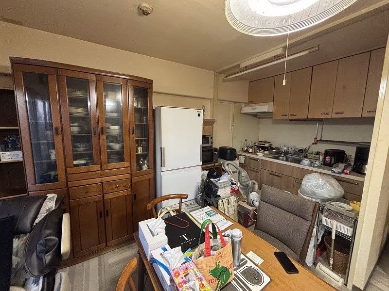 退去前の室内に残った家具や生活用品の回収前写真