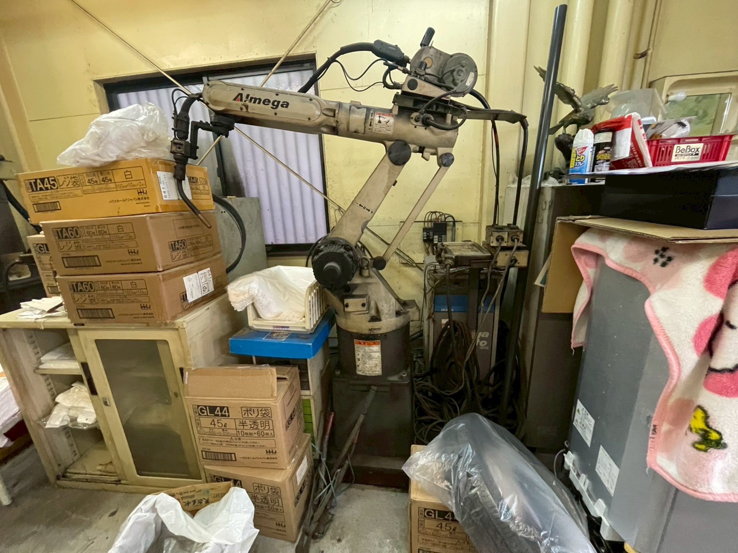 事務所や工場に置かれた機材や備品の回収前写真