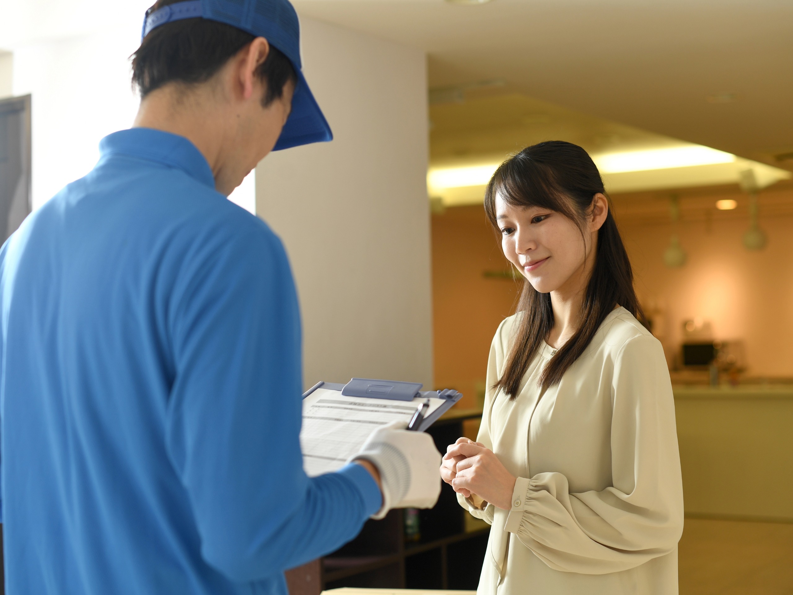 作業内容を確認するスタッフ