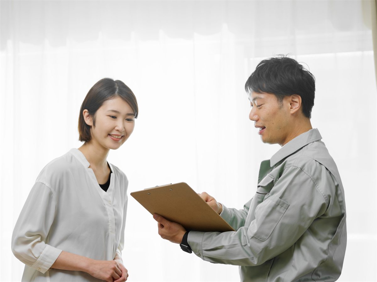 見積内容を説明するスタッフ