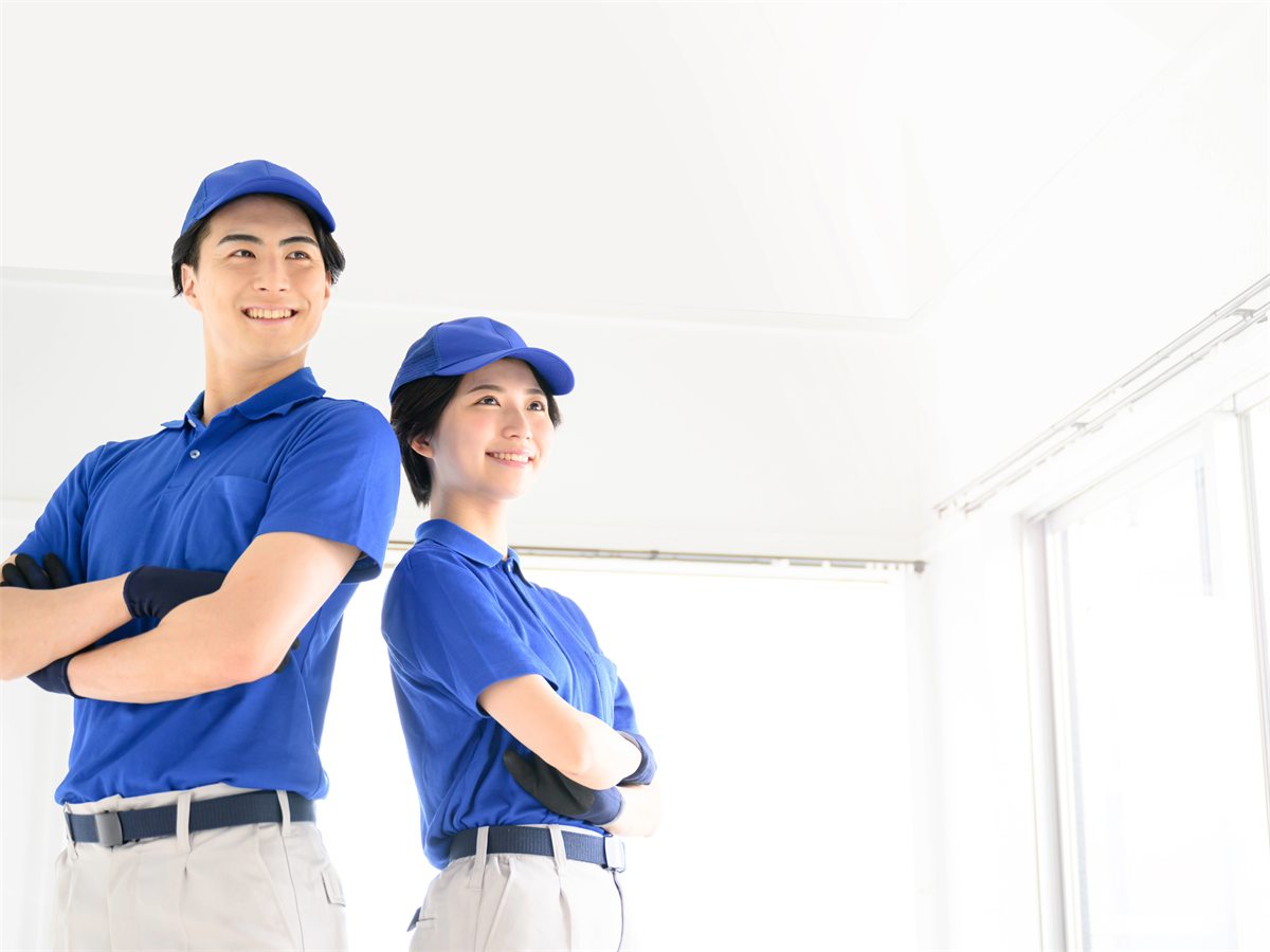 室内で作業するスタッフ