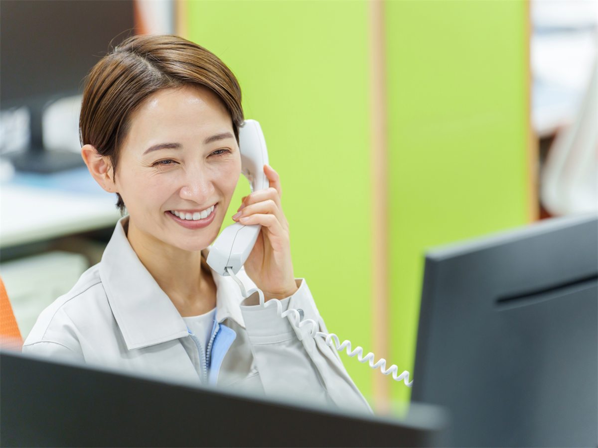 スマートフォンで確認する様子
