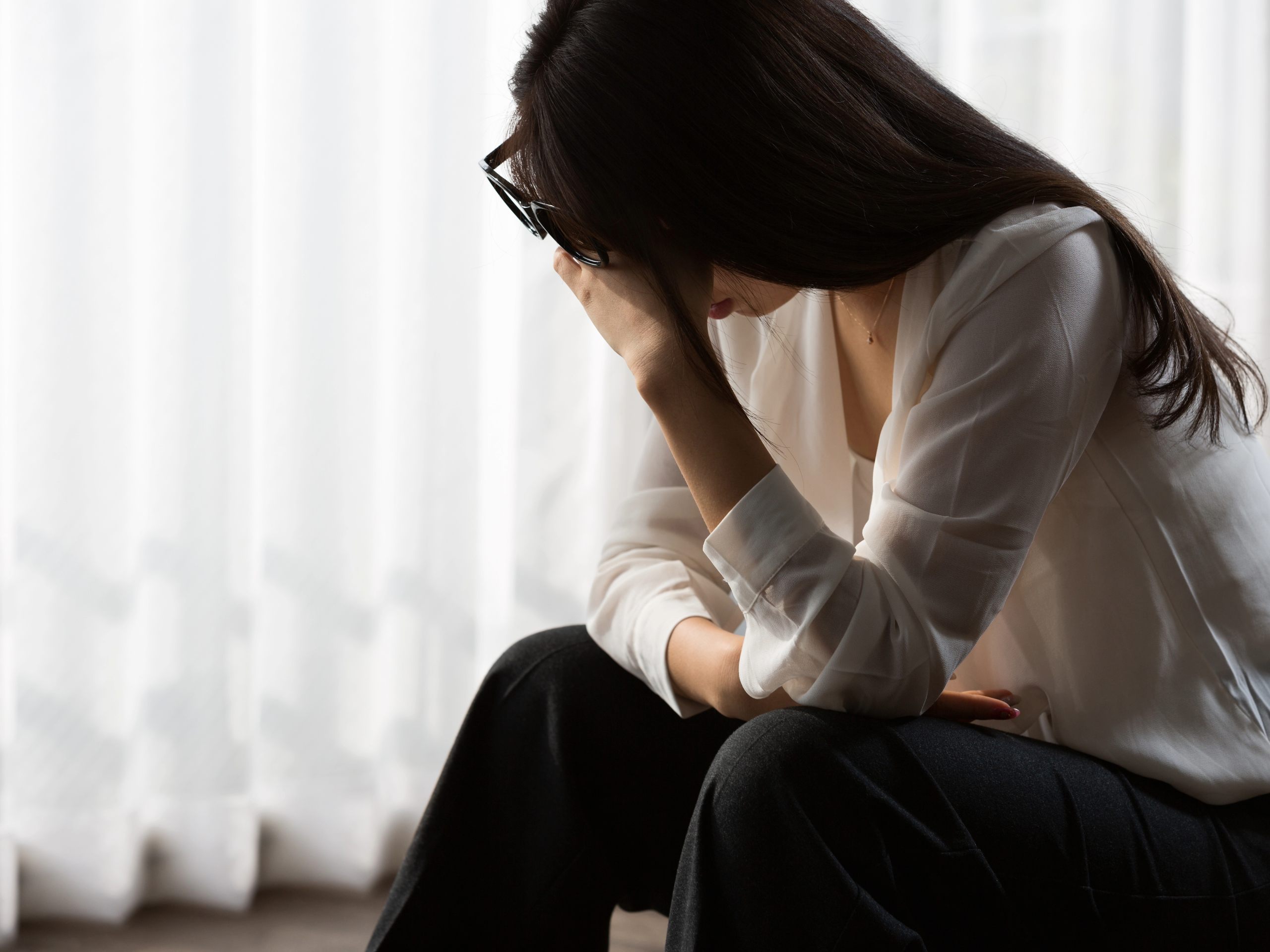 問い合わせ前に悩んでいる女性