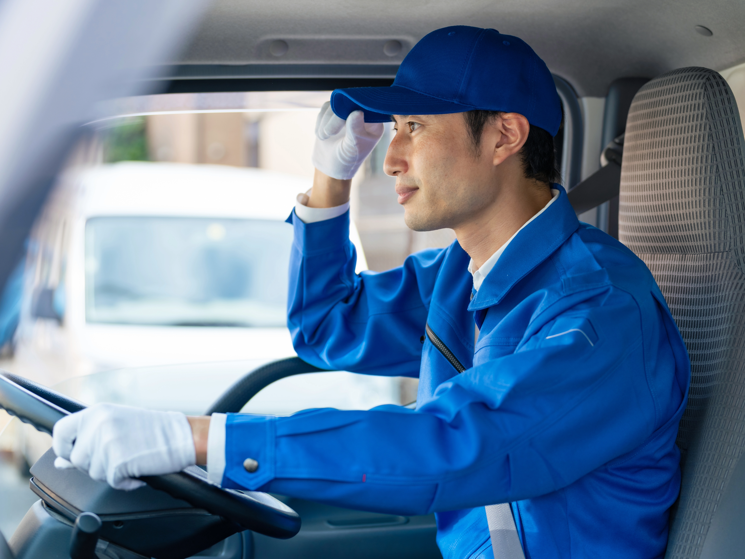 車内で周囲を確認する作業スタッフ