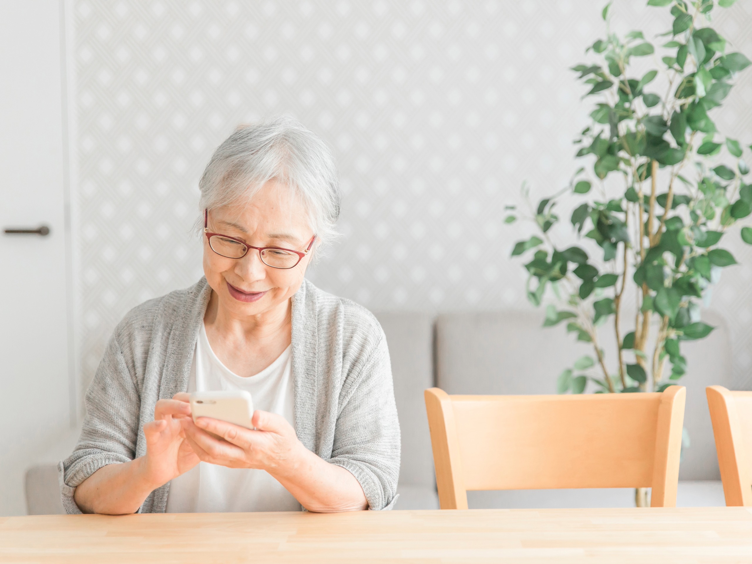 スマートフォンで連絡を確認するお客様の様子