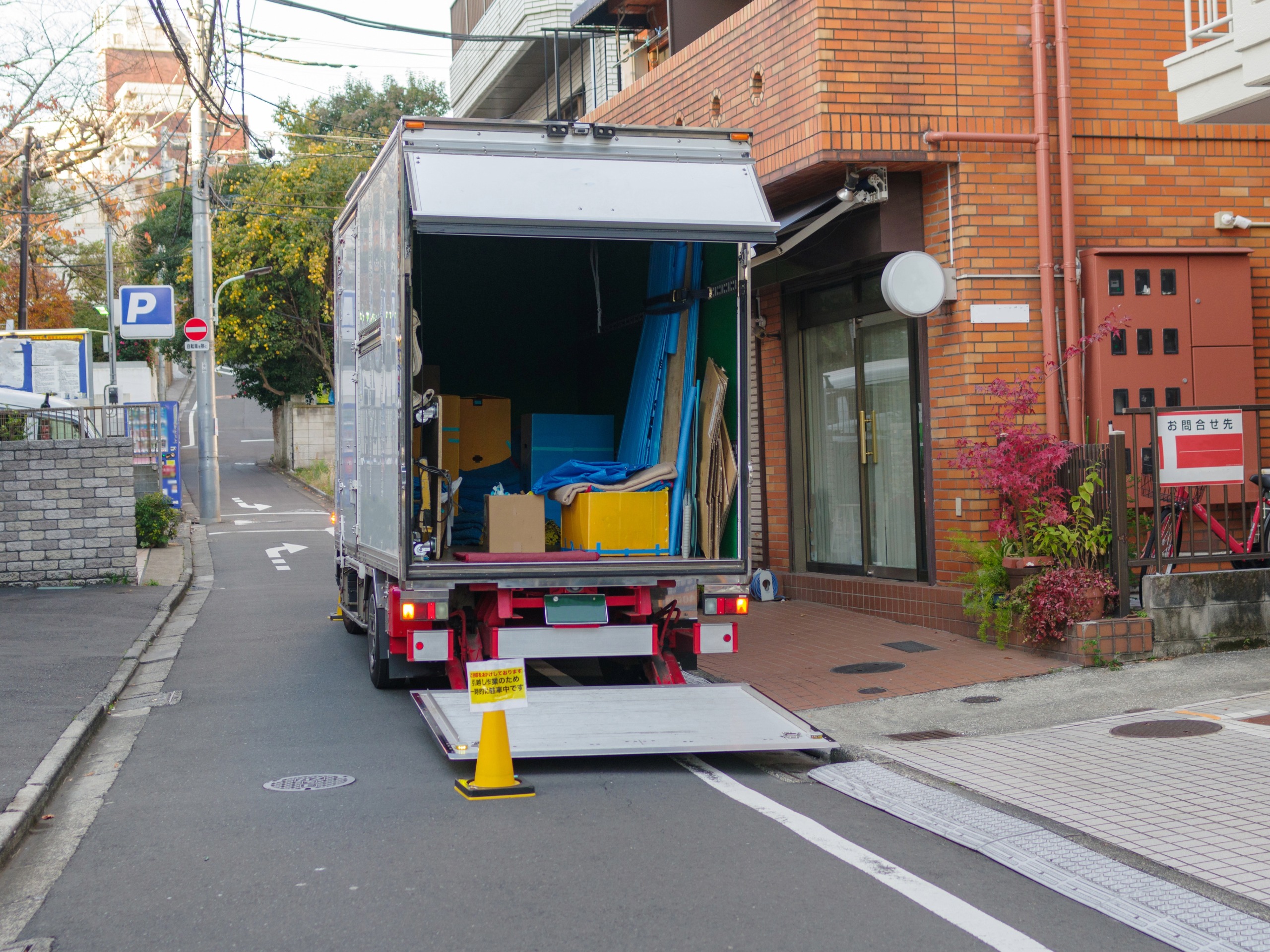 回収車両で搬出に対応する様子